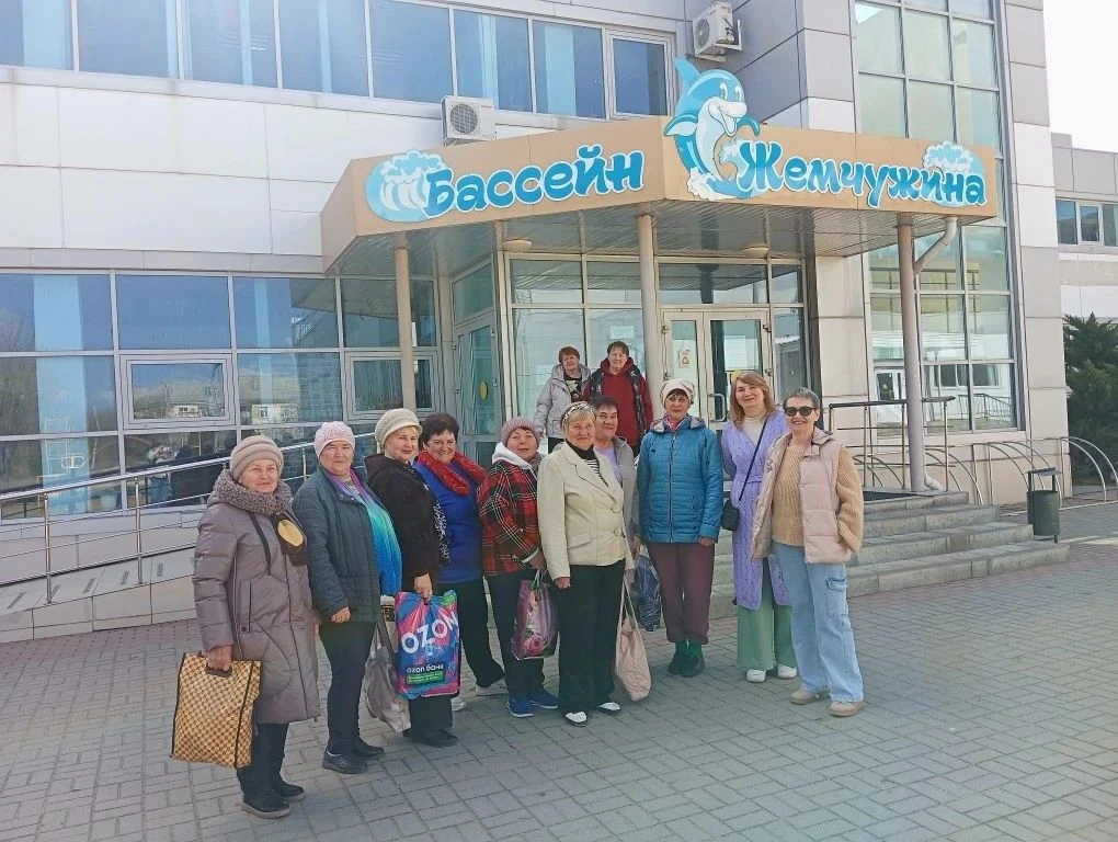 Активные представители старшего поколения продолжают посещать бассейн.