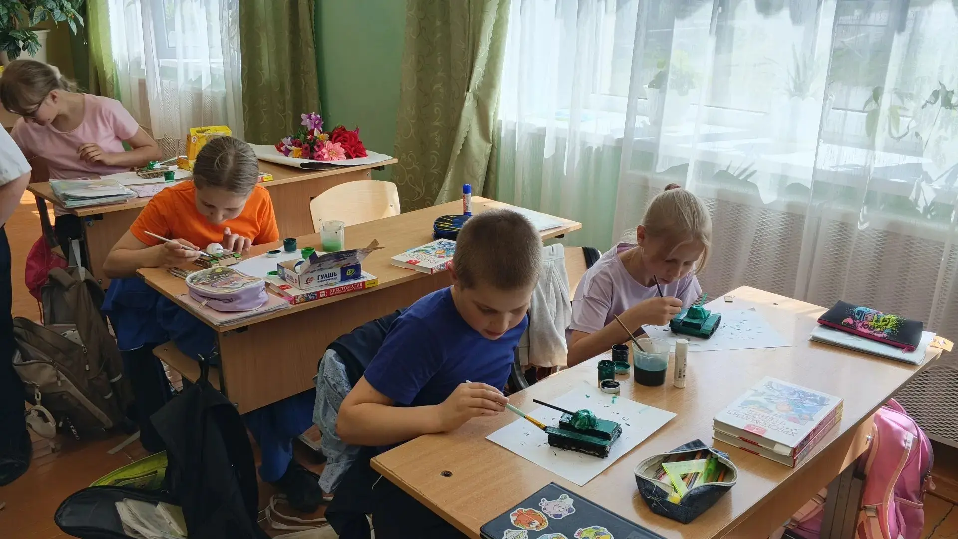 Сегодня в нашей школе кипела работа! Ученики начальной школы погрузились в мир военной ...