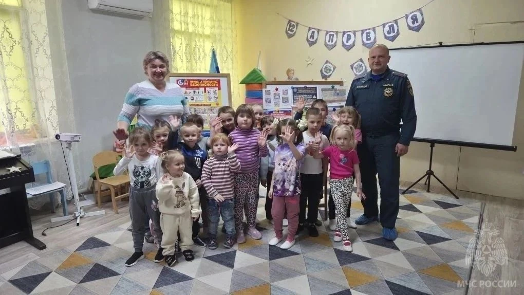 Малышам объяснили, что спички не игрушка, а огонь не всегда друг  Встречи сотрудников МЧС России с в