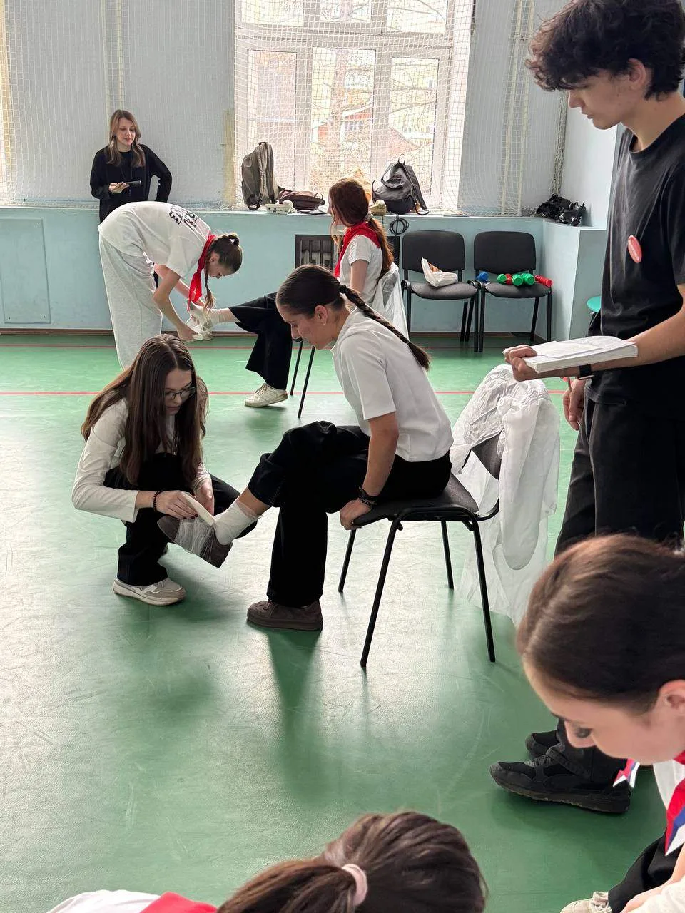 Впервые в соревнованиях по гражданской обороне принимали участие команды 9 классов. Этапы требовали 