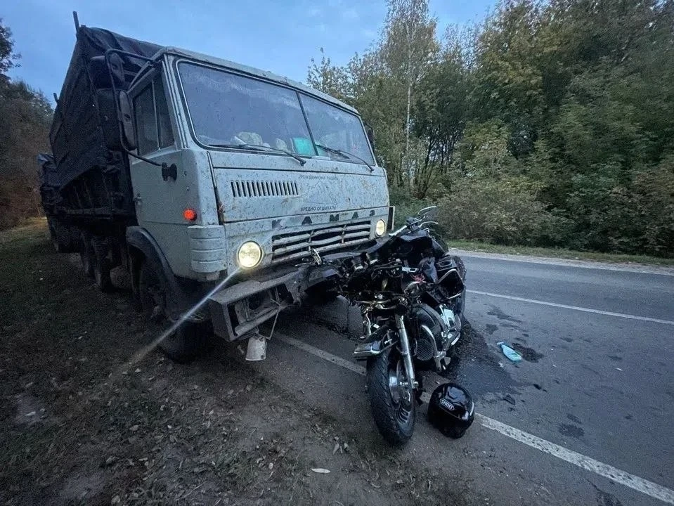 ⚡️ Под Орлом мотоциклист влетел в КамАЗ