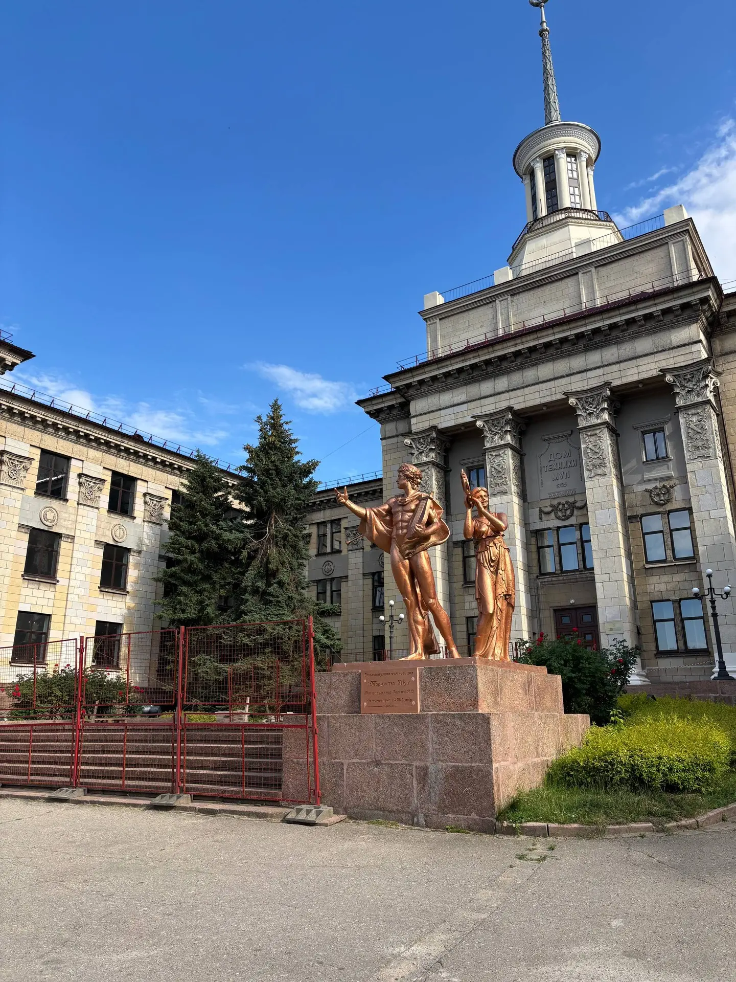 🌳 Вот как выглядит сейчас реконструкция парка у академии Матусовского
