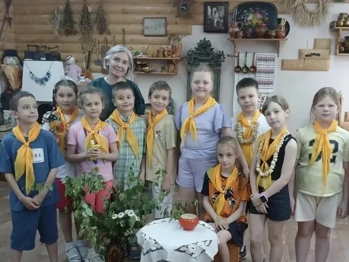 Встретить День России в школьном музее!

✏️Не пустует школьный музей летом, снова ребята в стенах му