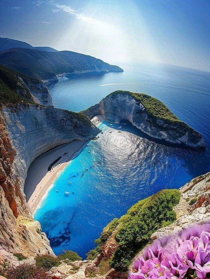 🇬🇷 На Закинтосе на всё лето закрыли пляж Навагио. Это та самая бухта с затонувшим кор...