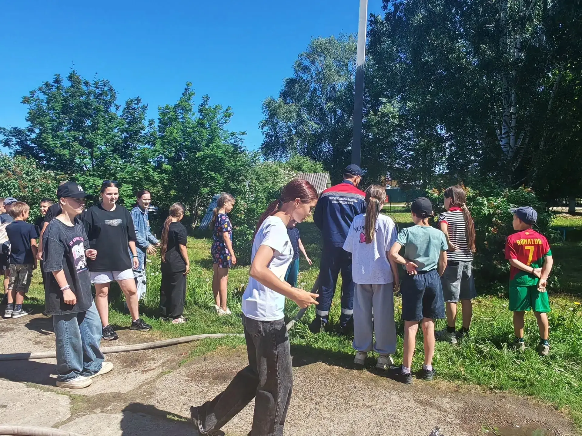 Утро началось бодро!

17 июня летняя оздоровительная площадка при Комаровской школе работала по теме