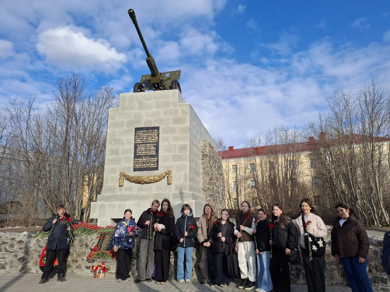 8 мая учащиеся 5 б класса возложили цветы к памятнику воинам 6-й Героической комсомольс...