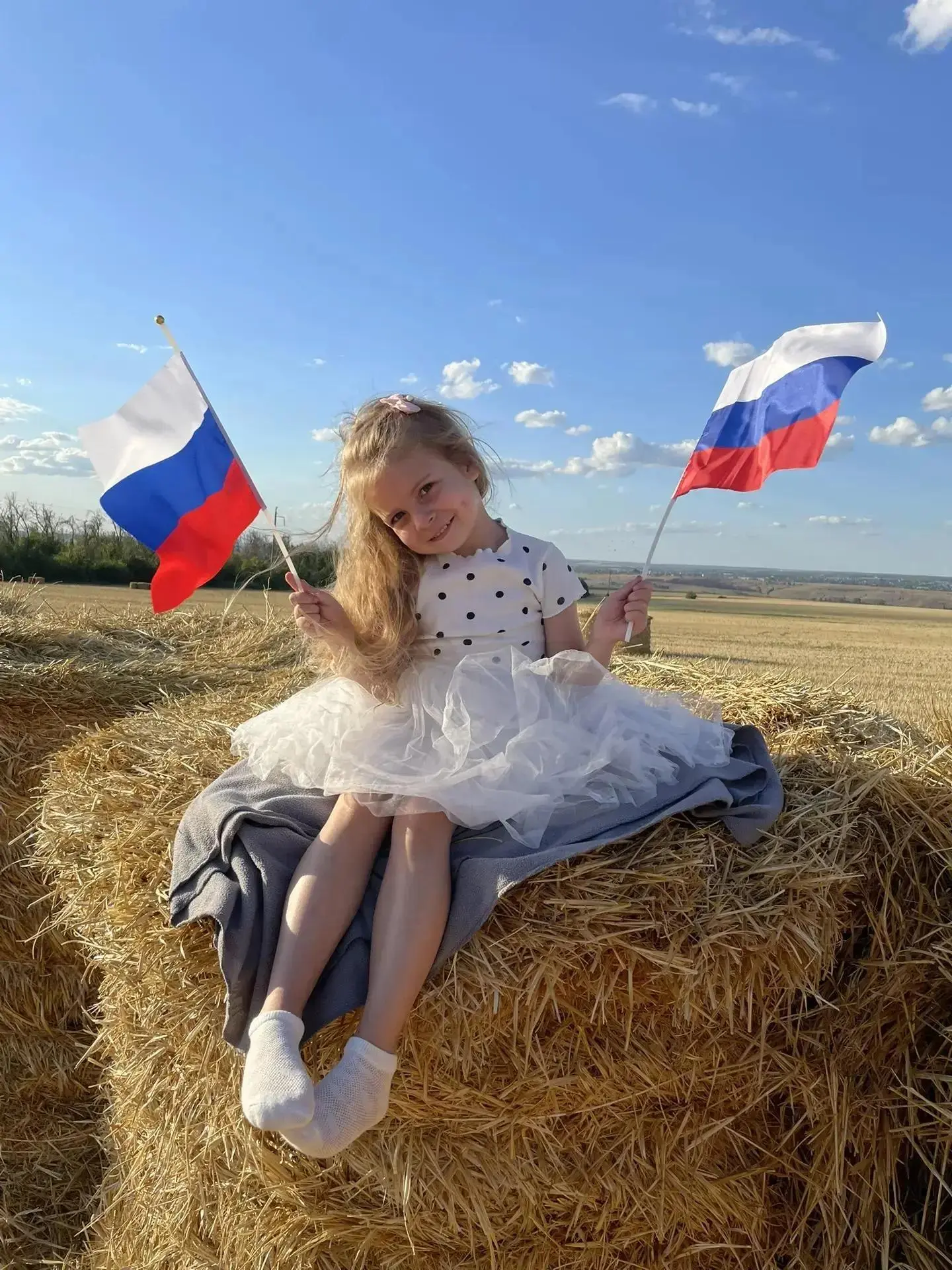 🇷🇺 Онлайн-флешмоб «Цвета российского флага» в старшей группе! 🇷🇺