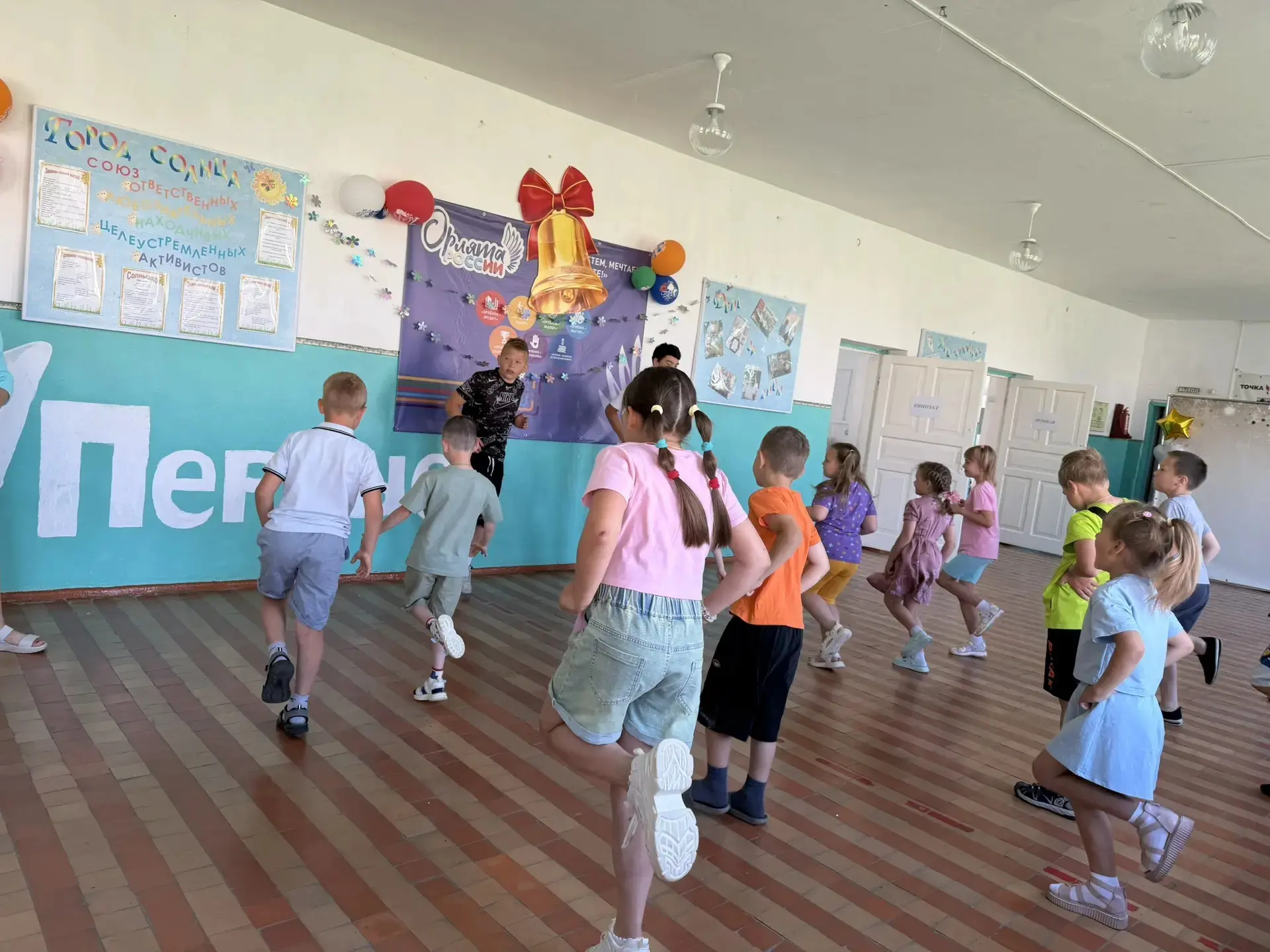 6️⃣ день лагеря "Родничок"🌊

✅Утро началось с поднятия флага.
Потом приступили к утренней зарядки.�