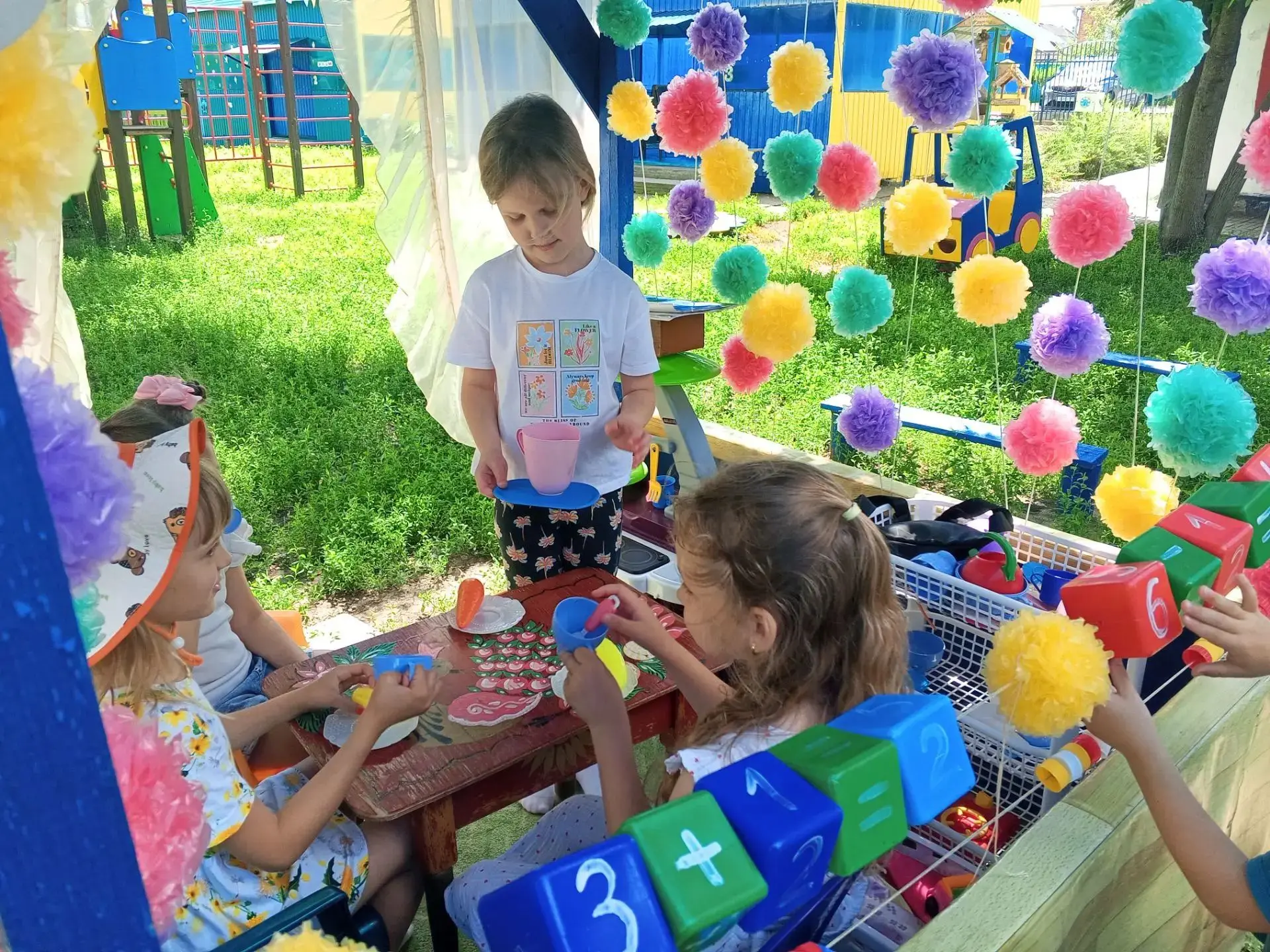 Раздаётся визг и смех,
Привлекает это всех!
На прогулке детский сад,
Прыгать, бегать каждый рад!

Вс