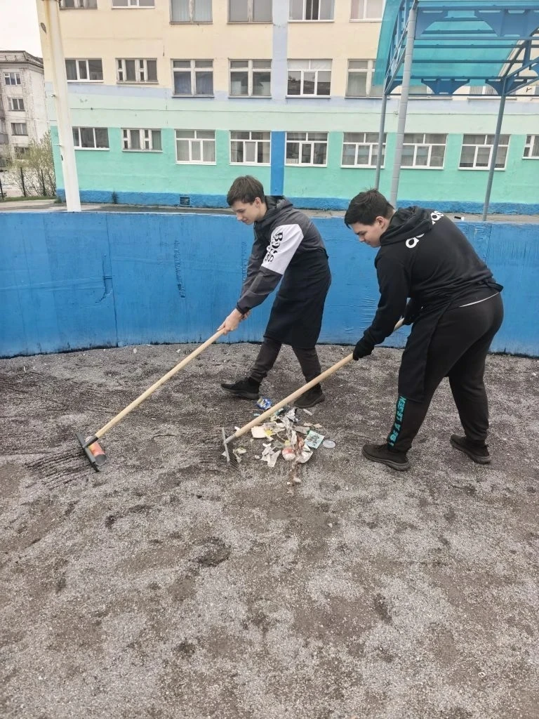 Школьная трудовая бригада собирается на очередное доброе дело: мы сделаем нашу школу и её окрестност