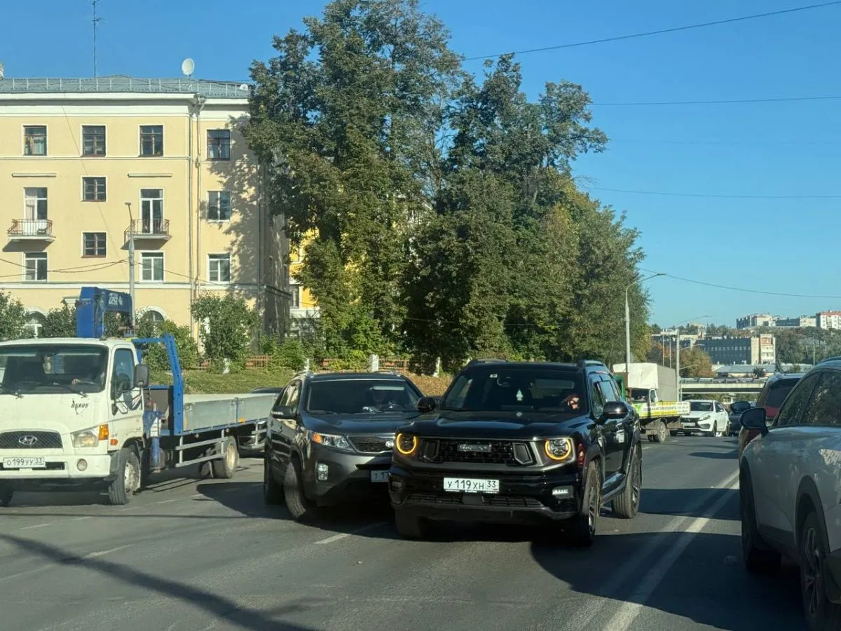 Утро владимирцев началось с пробки из‑за ДТП на Ерофеевском спуске
