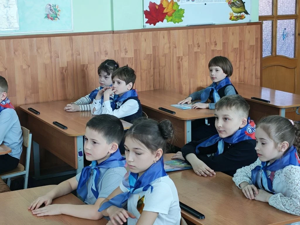 ВСТРЕЧА  Сегодня на третьем уроке в 1 «А» классе произошло удивительное событие. К нашим юным «Орлят