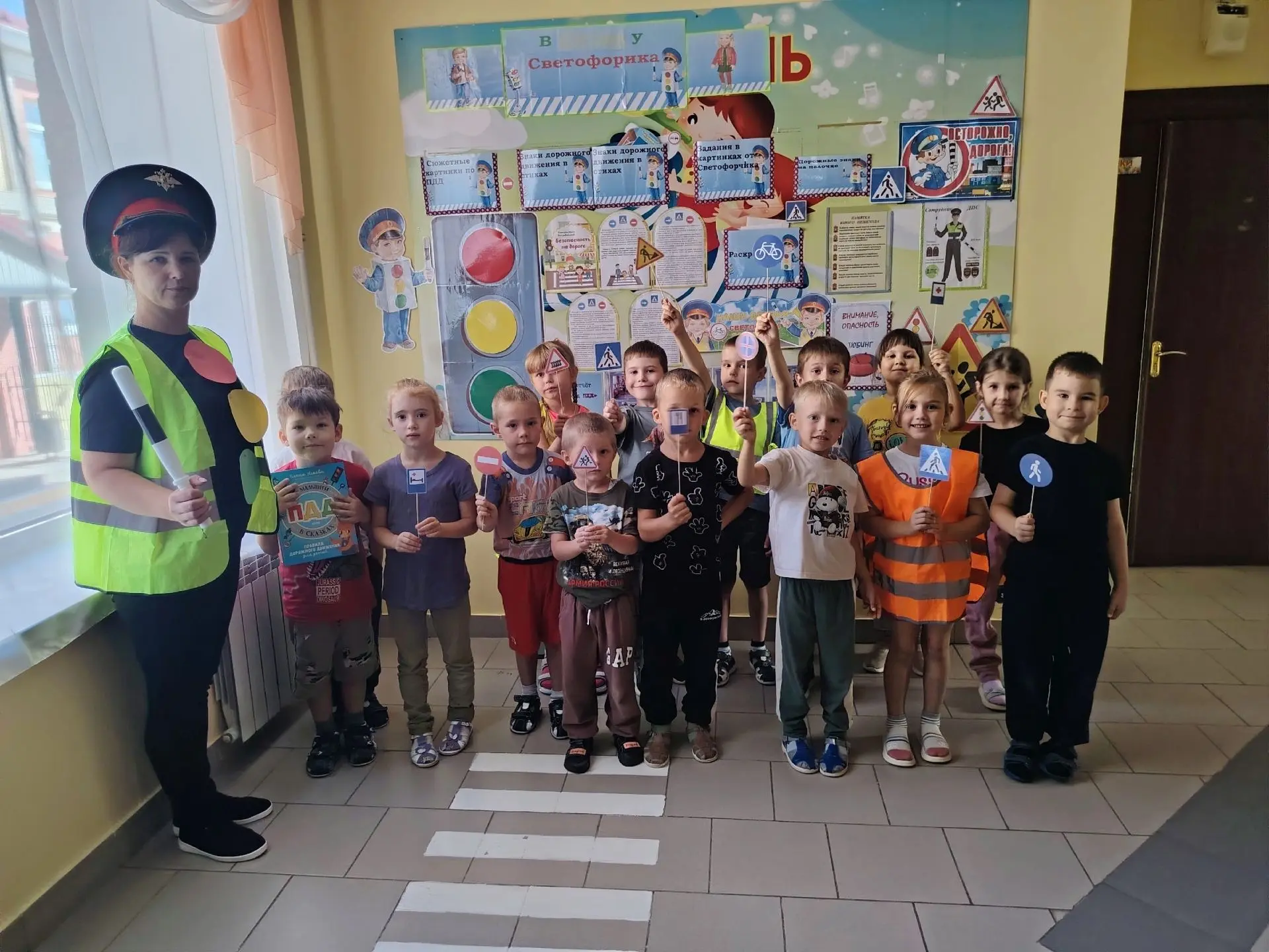 В детском саду "Улыбка", в подготовительной группе "Колокольчик", прошло  развлечение, ...