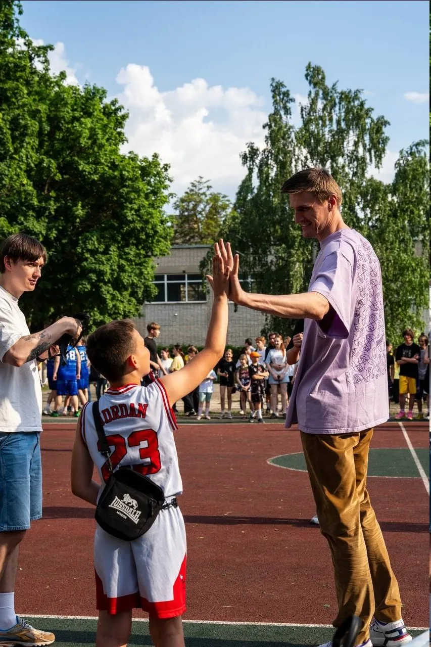 🏀 Легенда НБА Андрей Кириленко приехал в Липецк на открытие новой баскетбольной площадки  В Липецке 