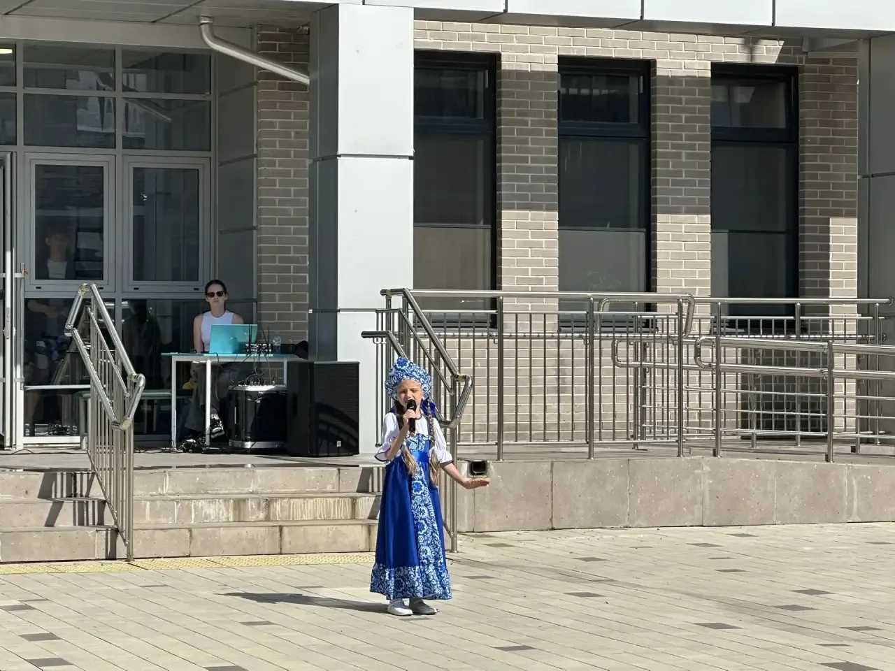 В лагере «Разноцветные ладошки» прошла линейка, посвящённая Дню России 🇷🇺

Ребята торжественно под