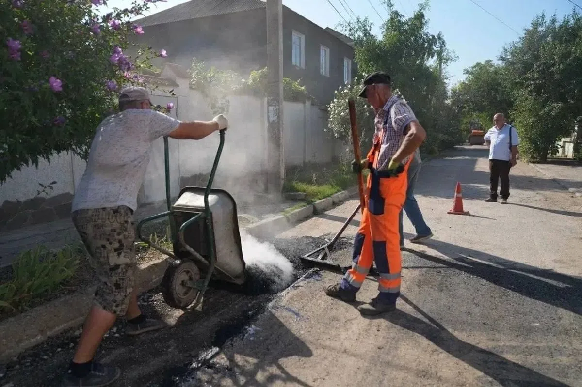 🚧 В Евпатории продолжают приводить в порядок дороги