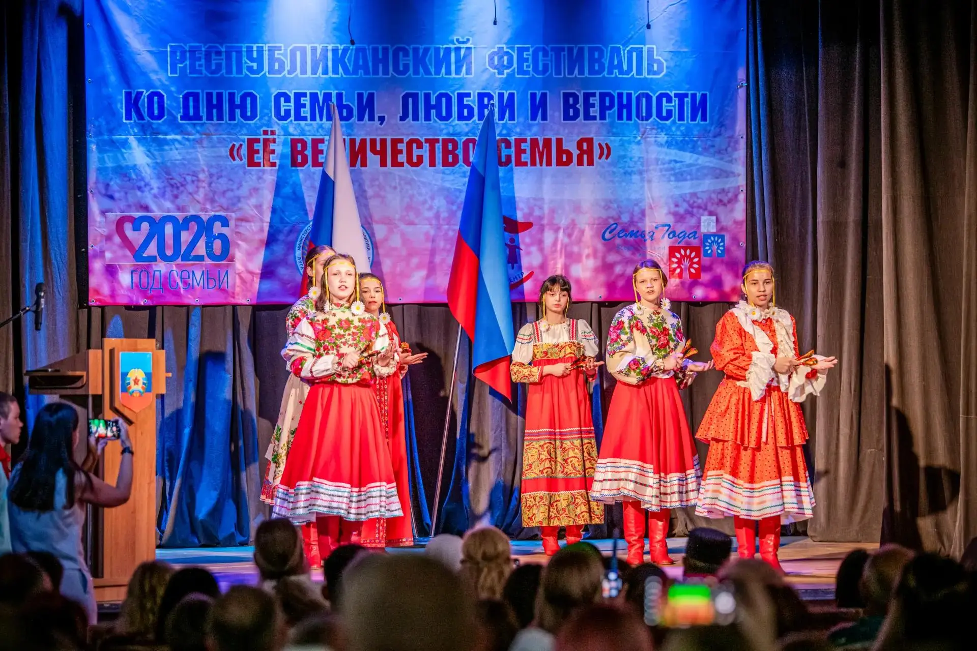 В День семьи, любви и верности в Луганске чествовали крепкие супружеские союзы нашей ре...