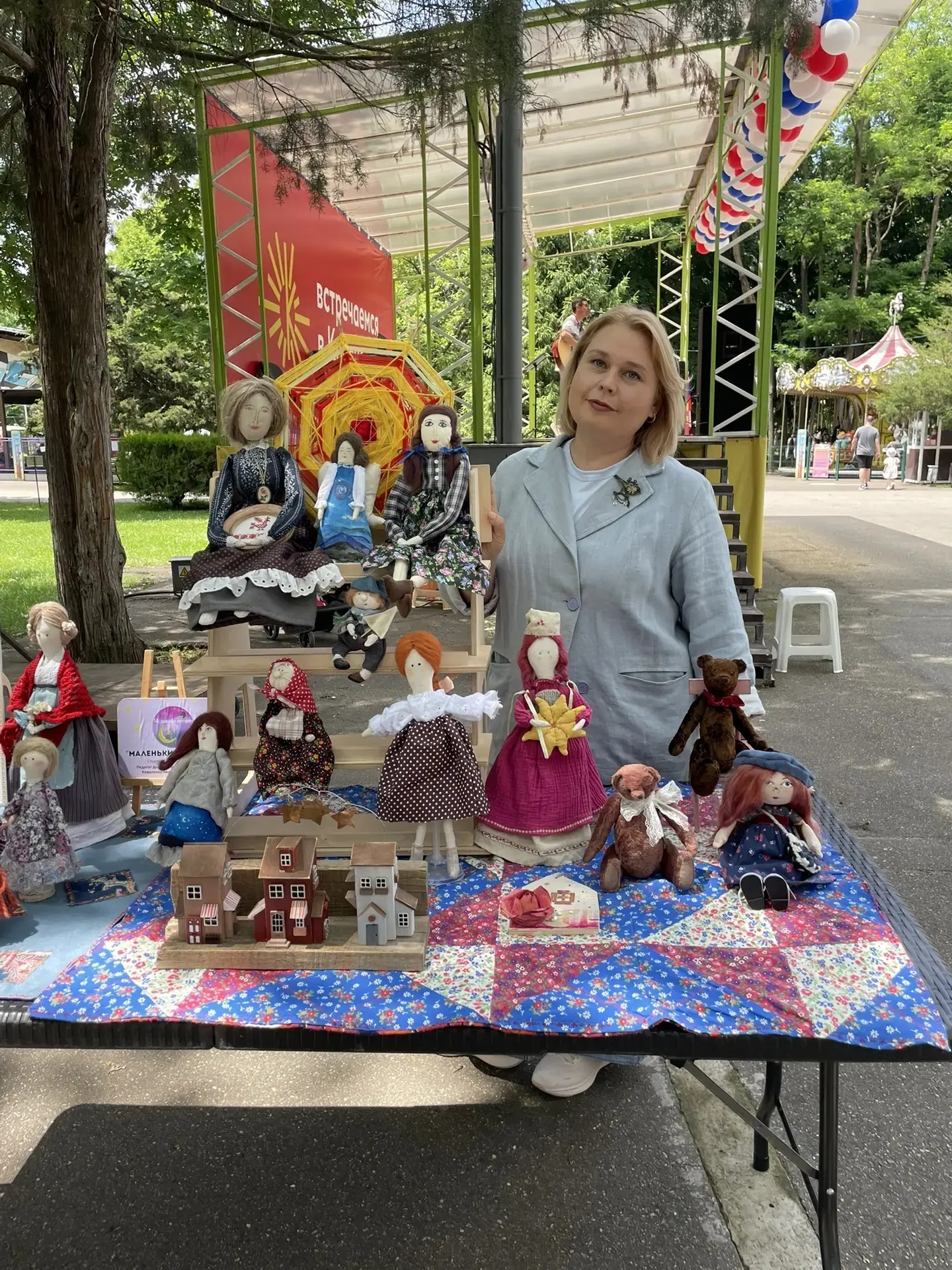 🧸«МАЛЕНЬКИЕ ИСТОРИИ» НА БОЛЬШОМ ПРАЗДНИКЕ 

Сегодня, в День России, работы нашей студии кукольного 