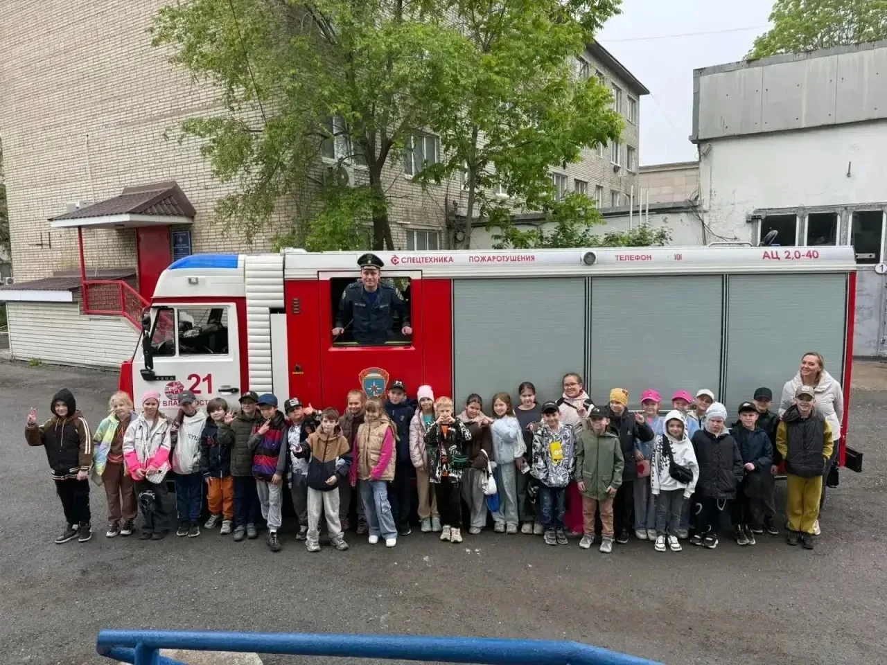 Пожарные, техника и боевая форма: как 2А класс «тушил» пожар 🔥👩‍🚒  В преддверии летних каникул, 25 м