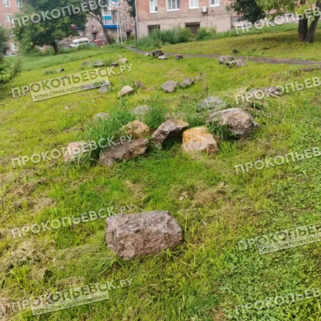 От подписчиков.

"По ул. Оренбургская, в двор домов 14 и 17, по инициативе жительницы дома 14, были 