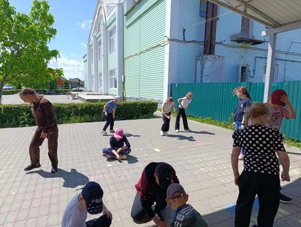 2 июня состоялся праздник открытия пришкольного лагеря "Ромашка". Праздник начался с поднятия флага 