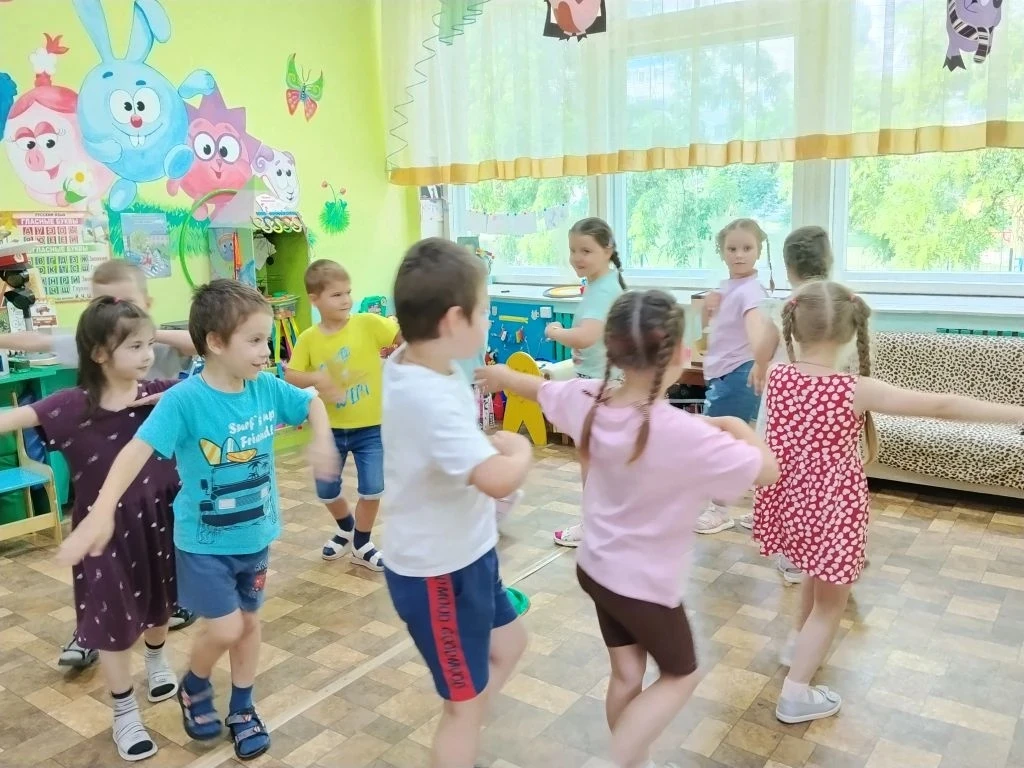 Дети группы "Почемучки" и "Ягодки" познакомились с дагестанской народной игрой: «Подним...