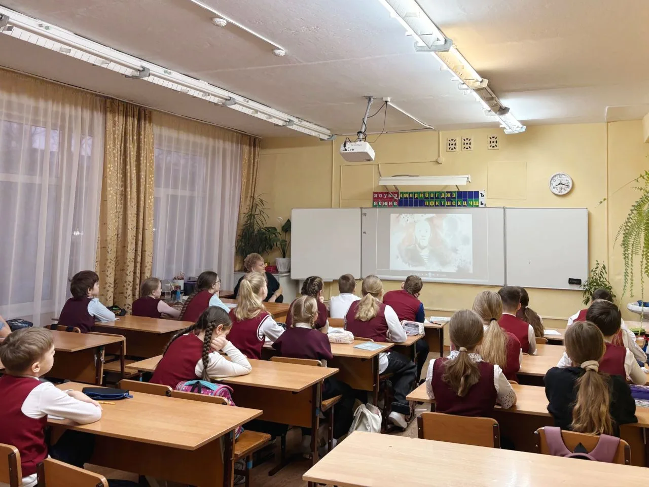 🇷🇺Новая учебная неделя в нашей школе традиционно началась с торжественного вноса флага и исполнения 