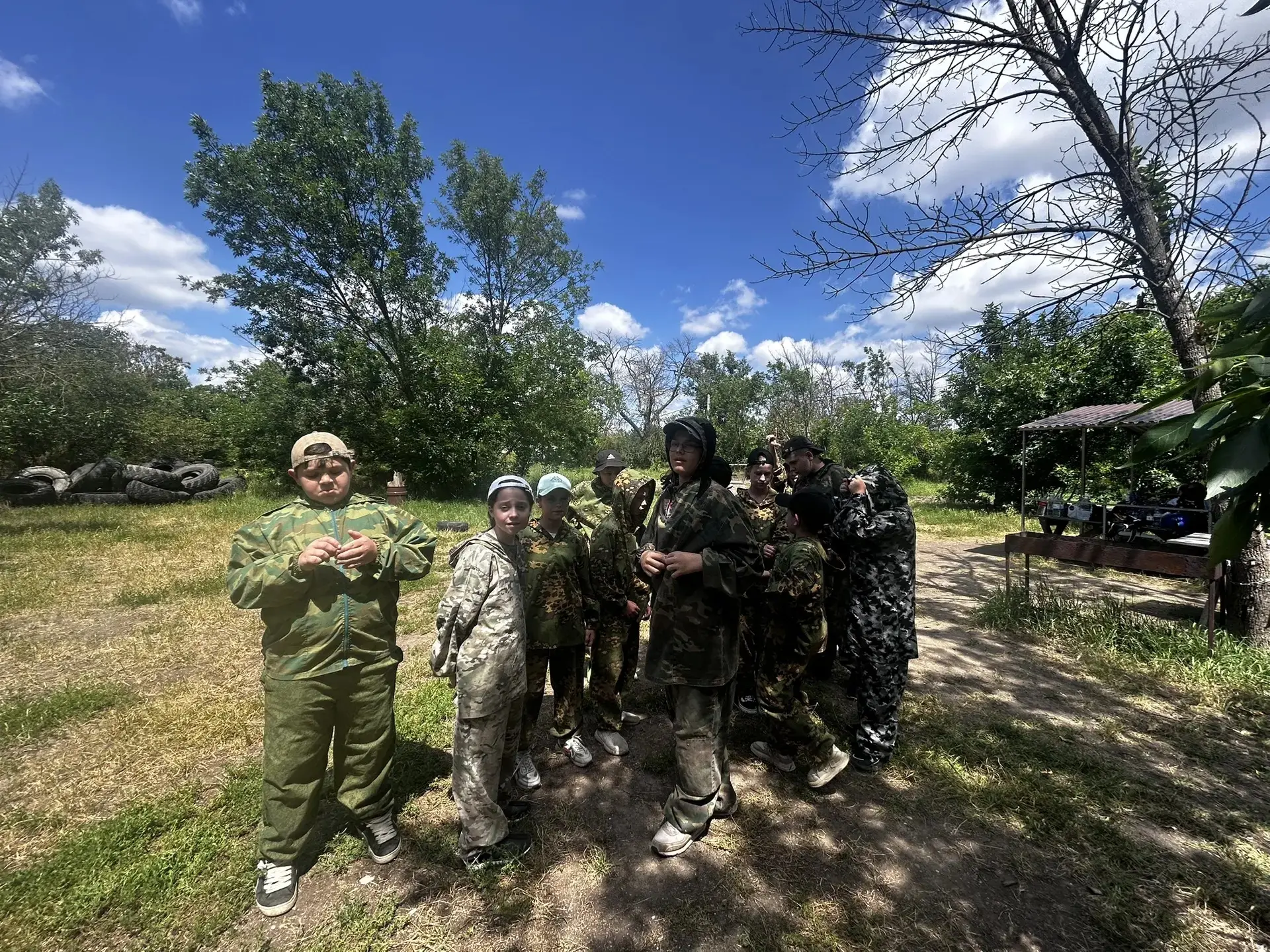 На этой неделе в школьном лагере «Улыбка» прошёл турнир по лазертагу. Разделившись на команды, мы ра