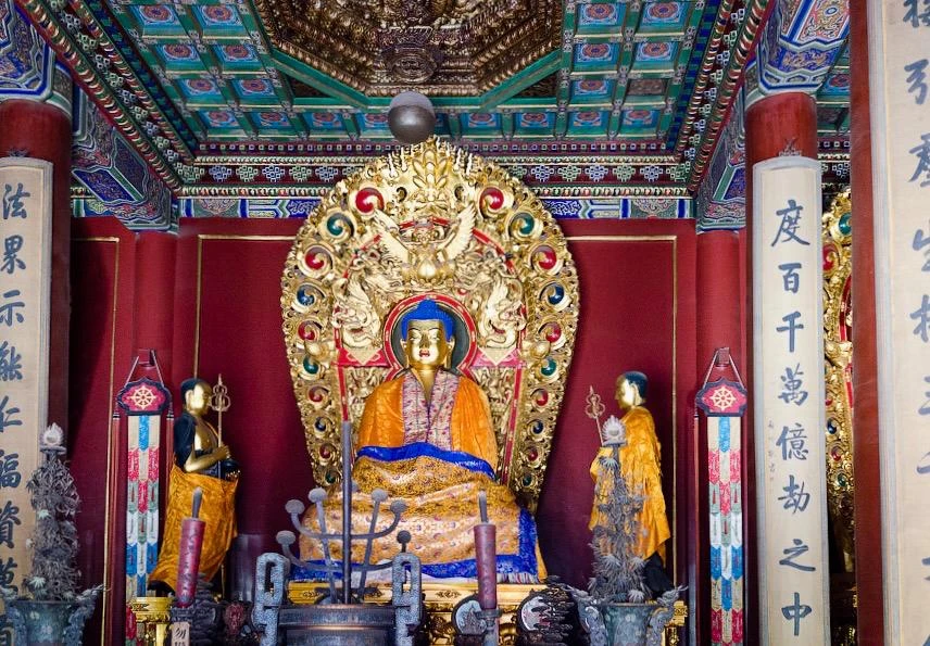 Храм Юнхэгун в Пекине, Китай 🇨🇳  🔹 Юнхэгун - тибетский буддийский храмовый комплекс, построенный в 1