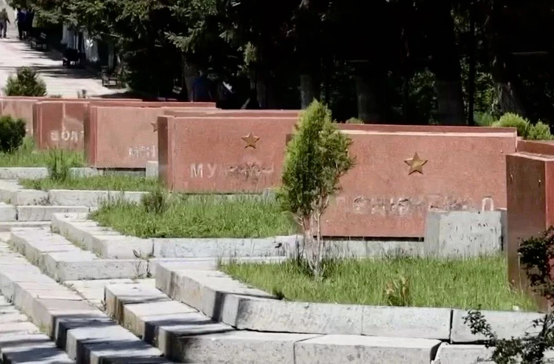 В Гюмри осквернили мемориал «Мать Армения», посвящённый героям Великой Отечественной войны.

Вандалы