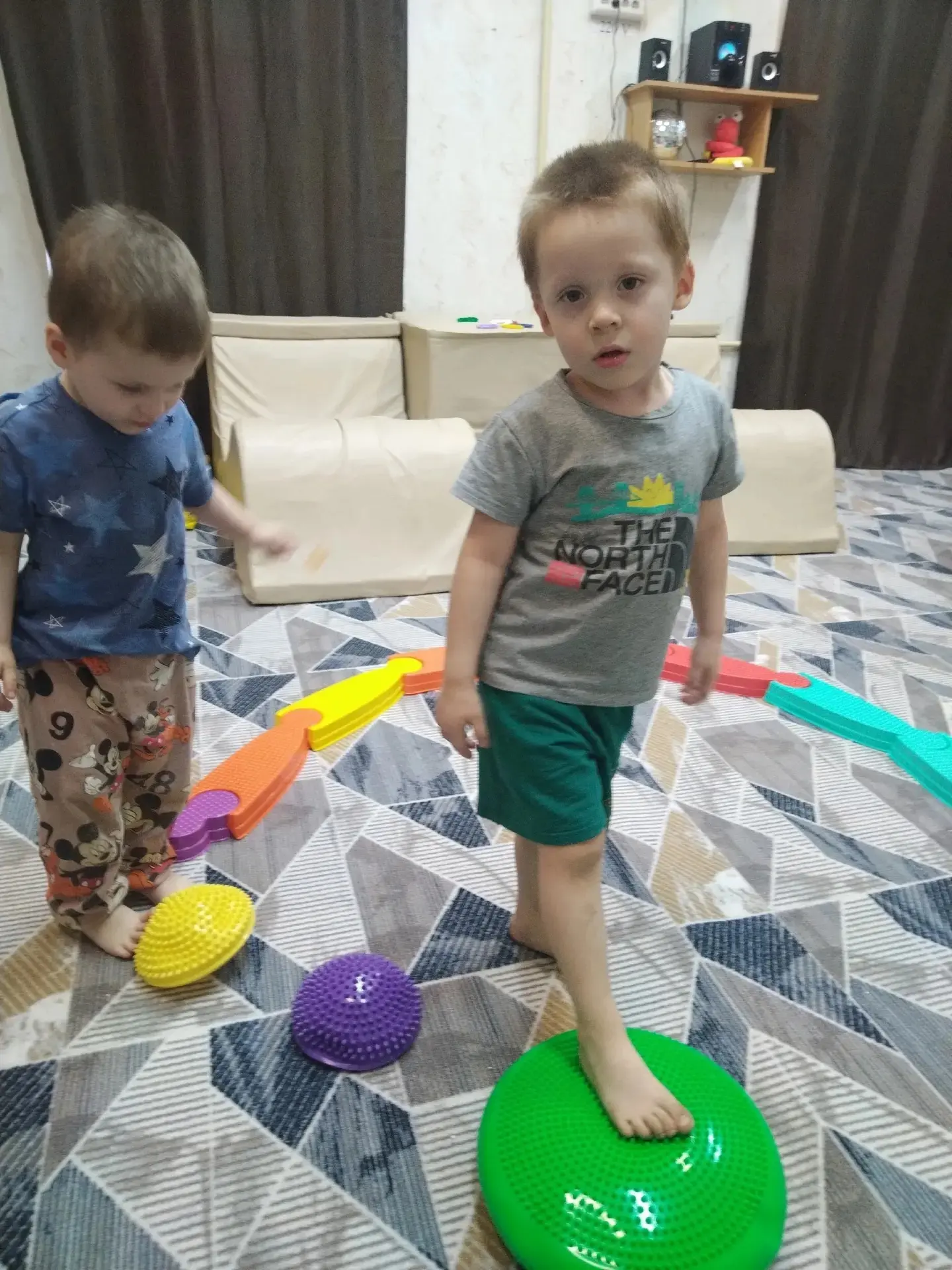 Здесь можно погулять под «сухим дождём» и не простудиться. Разноцветным атласным дождём...