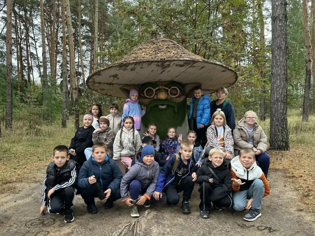 🚌 25 сентября ученики 3 «Б» и 4 «Б» классов отправились на экскурсию в зоопитомник «Че...