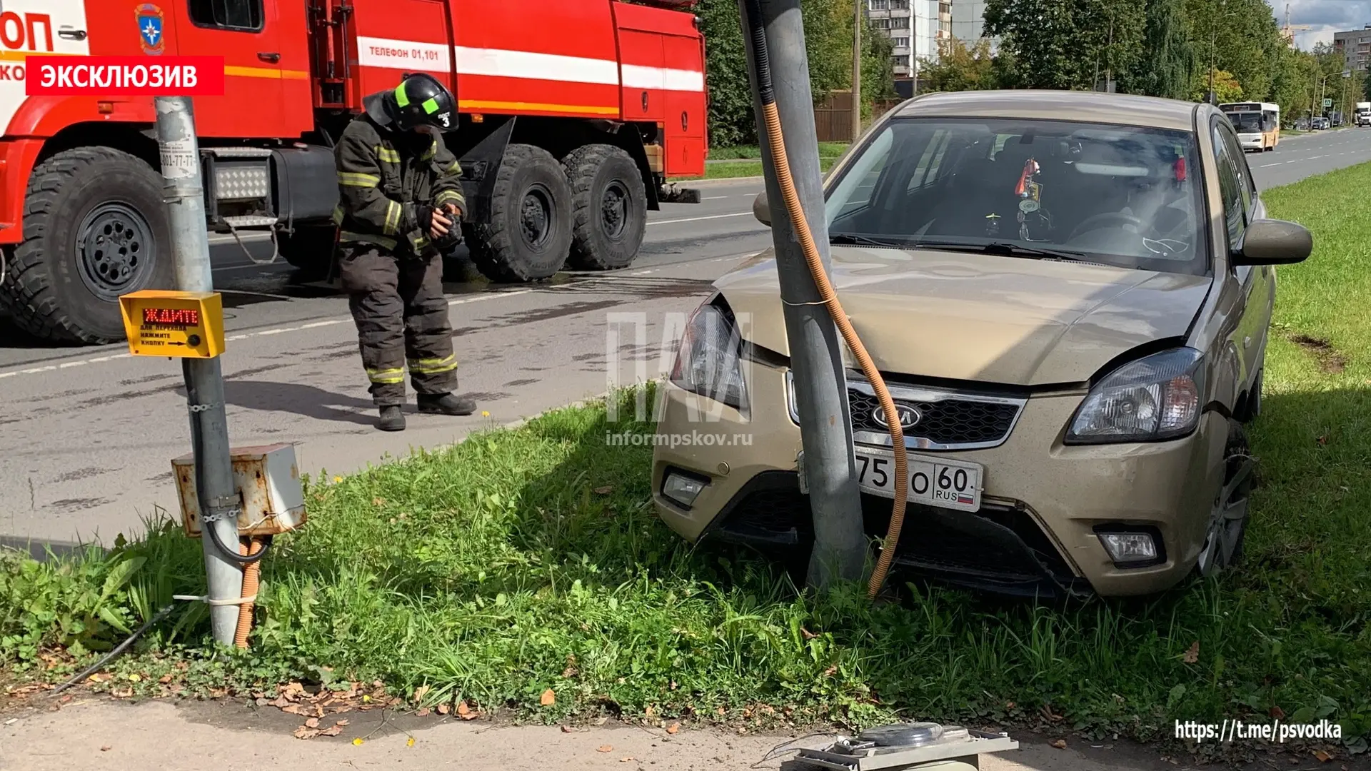 В Пскове, на перекрестке улицы Энтузиастов и Сиреневого бульвара, водитель автомобиля, ...