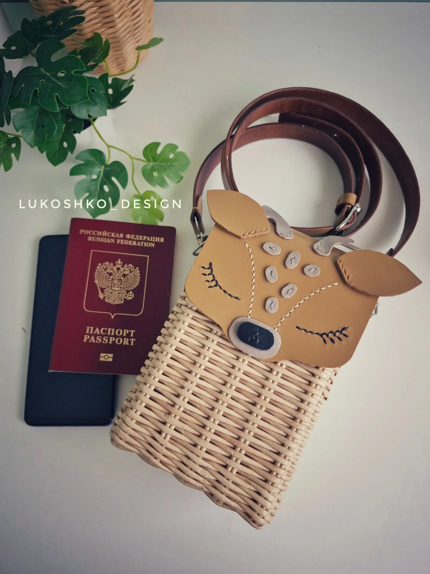 Сумочка-олененок 🦌
Помещаются телефон, паспорт, ключи 🔑 
Отличный вариант подарка 🎁 

Подобную вы