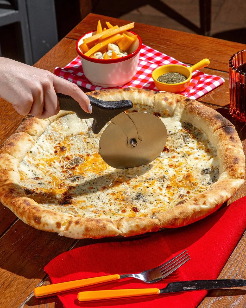 Кажется, у подписчиков МАКС появился ещё один повод заказать доставку 🍕

До 30 июня дарим пиццу Чет