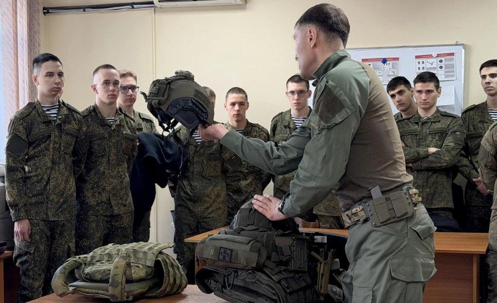 На Дальнем Востоке росгвардейцы провели уроки мужества, приуроченные к юбилею ведомства   🔷 Военносл