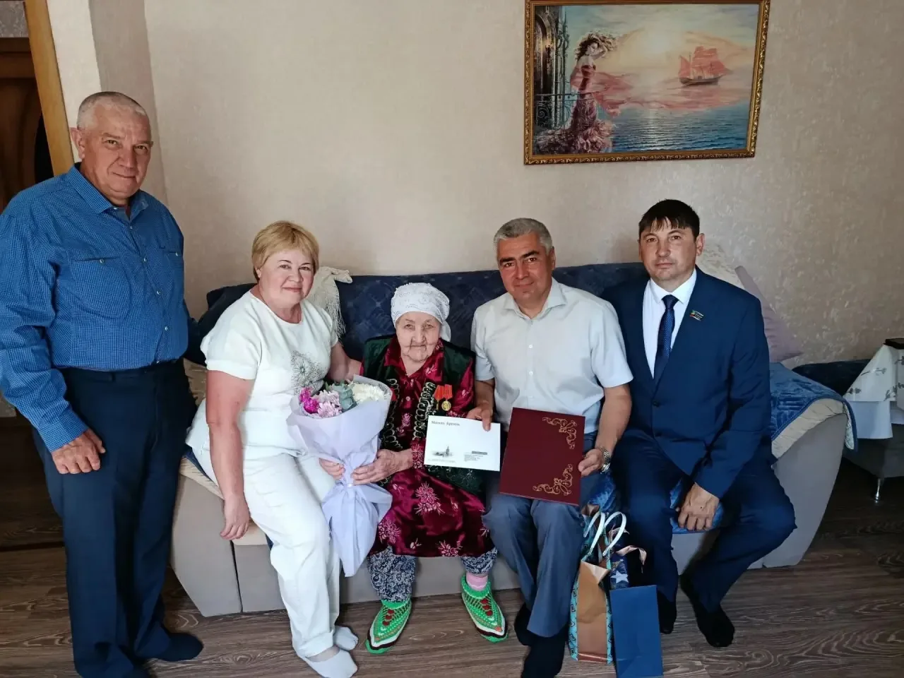 💐 С 95-летним юбилеем Давлетшину Анию Ибрагимовну поздравили Глава района Наиль Альбер...