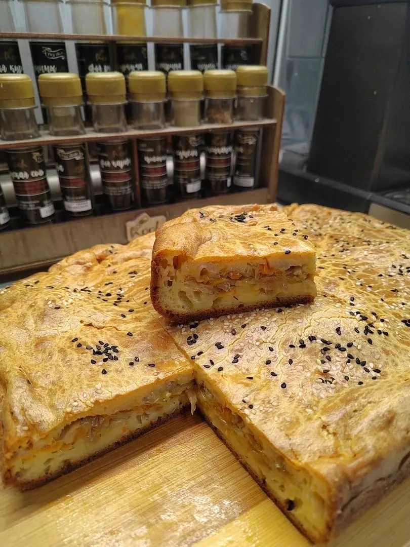 Рецепт заливного пирога с капустой. 🥮🥮🥮🥠🥠🥠 Нам потребуется 3 яйца, 1 ст. кефира , 1 ст. майонеза (ил