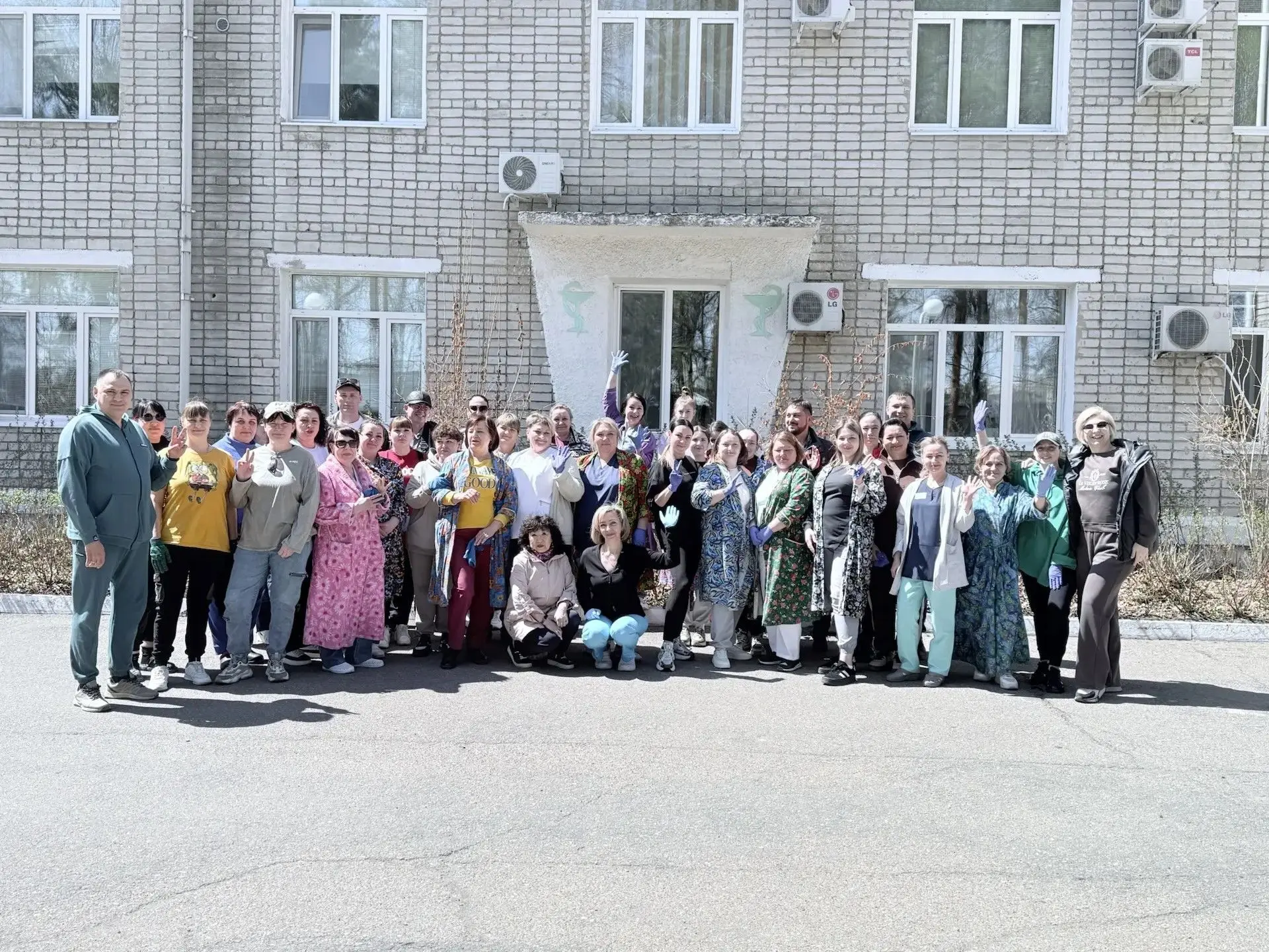 Наши врачи вышли на субботник!
