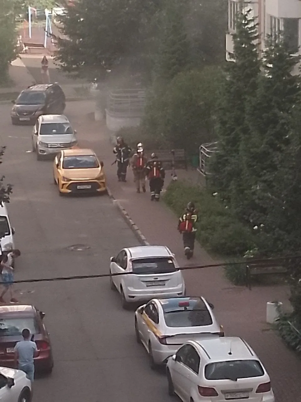😐 Со слов очевидцев, причиной пожара сегодня в Дрожжино стал взрыв батареи электросамоката в процес