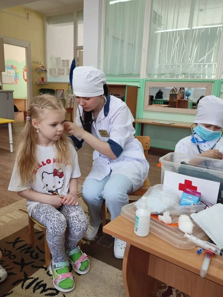 ГОСТЬ ГРУППЫ
#ДЕНЬЗАДНЕМ@bratskdou105
🧬Встречайте нашего гостя — будущего доктора Яну Николаевну, с