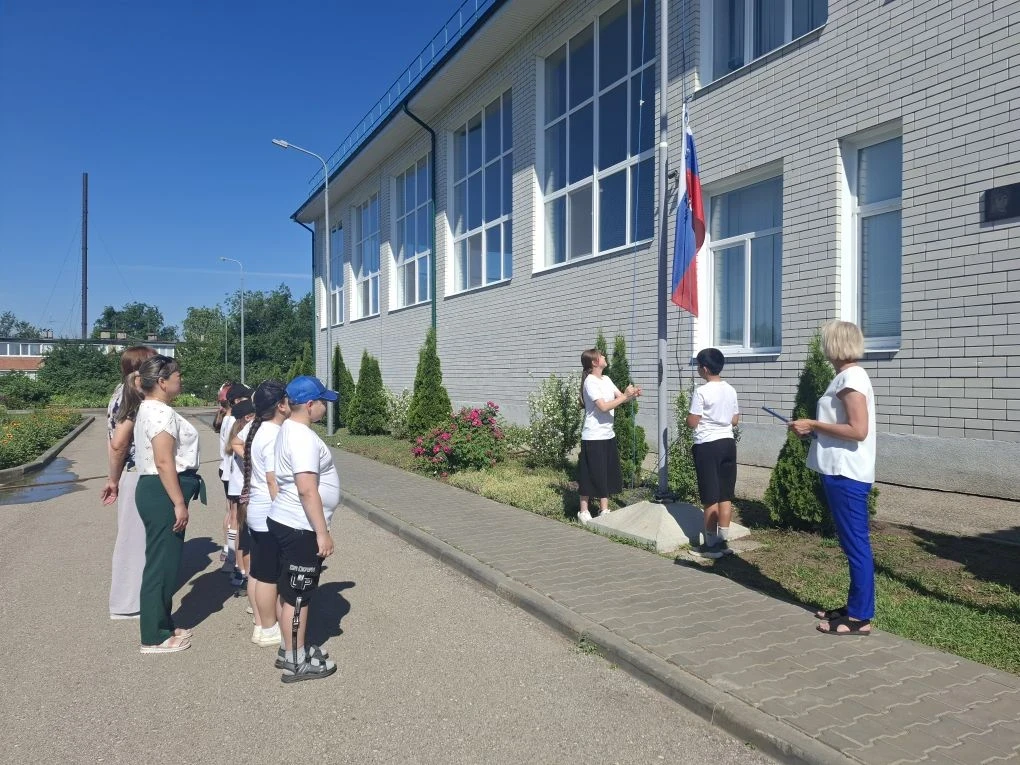 Накануне Дня России, 11 июня, в лагере дневного пребывания «Солнышко» (МАОУ «Образовательный центр №