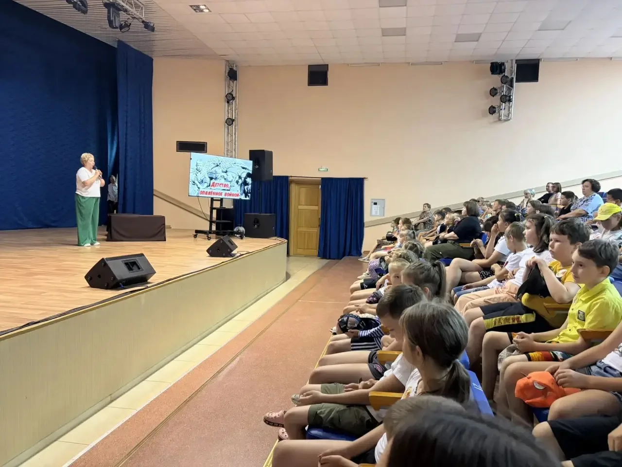 В День памяти и скорби 🕯️наши ребята посетили мероприятие в ДК «Юбилейный» и приняли участие в маст