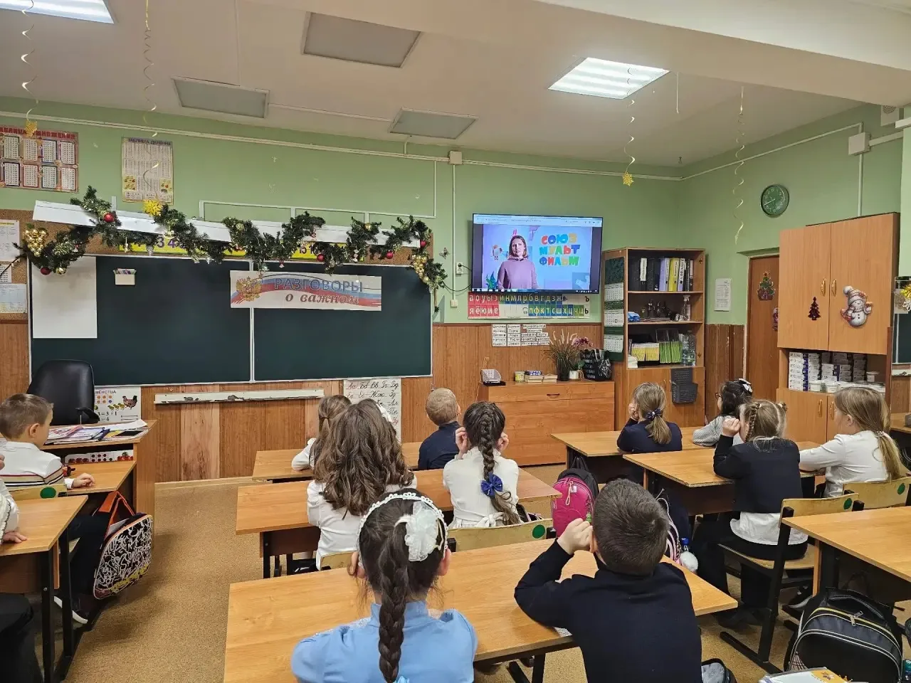 Сегодня в нашей школе прошли увлекательные занятия из цикла «Разговоры о важном» на тему «Как создаю