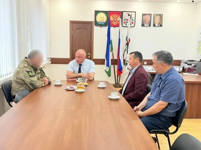 Бирянин с позывным Шеф вернулся в краткосрочный отпуск и встретился с главой администрации Бирского 