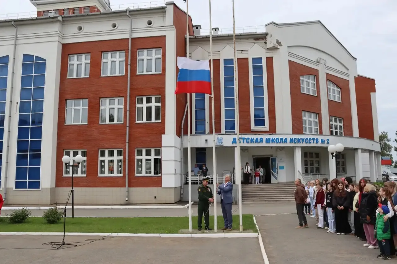 🇷🇺 С Днём России!

Сегодня, 12 июня, наши 8-е классы вместе с педагогами стали частью большого пра