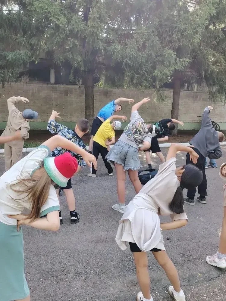 19 июня в пришкольном лагере был посвящён спорту и активному отдыху! Утро началось с энергичной заря