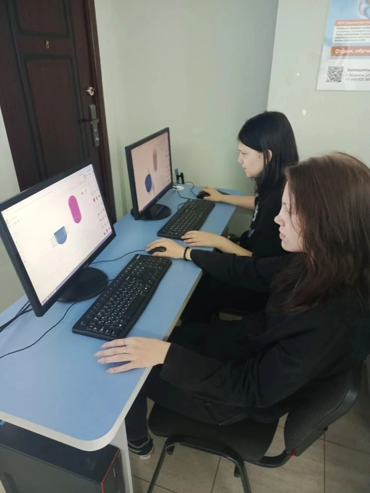 🚀 В мире 3D-моделирования! Ученики 7 «В» класса вместе с классным руководителем Хоменковой Мариной В