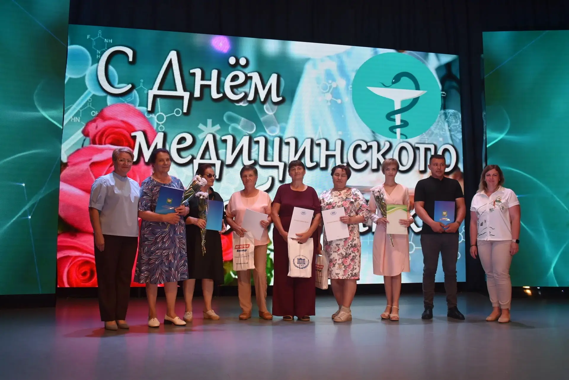 👩‍⚕️👨‍⚕️ Сегодня в Доволенском Доме культуры царила по-настоящему праздничная атмосфера — здесь че