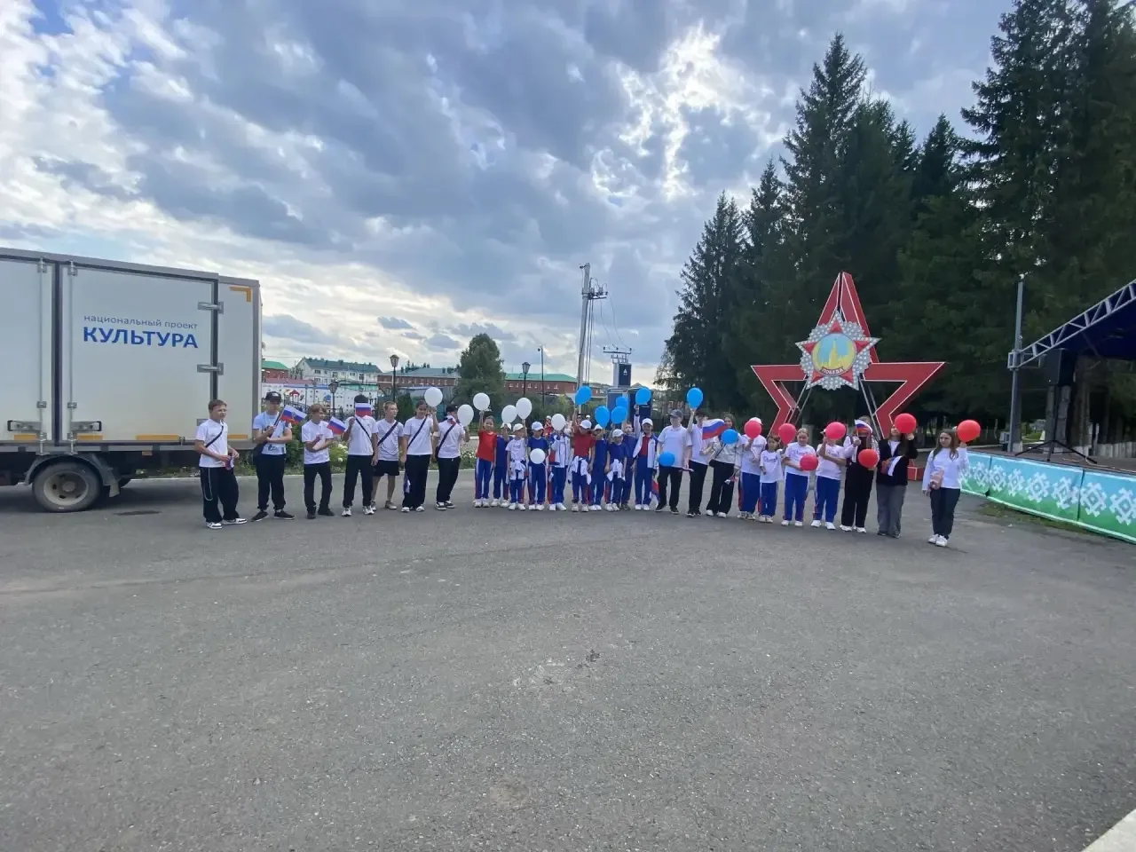 Сегодня, 21 августа, на площади районного Дома культуры прошло торжественное мероприяти...